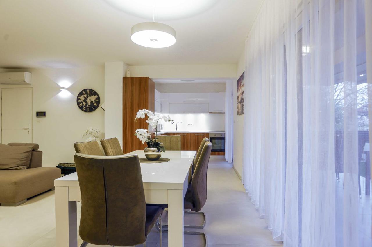 Villa Castelli, Apartment With Pool, Kastela Bagian luar foto
